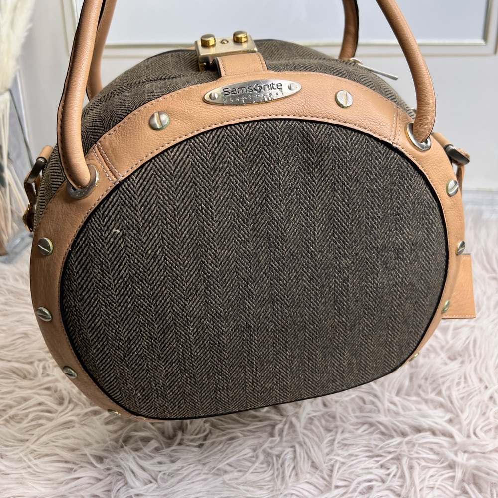 Samsonite Black label round Carry on Herringbone
Pre-owned, good condition
